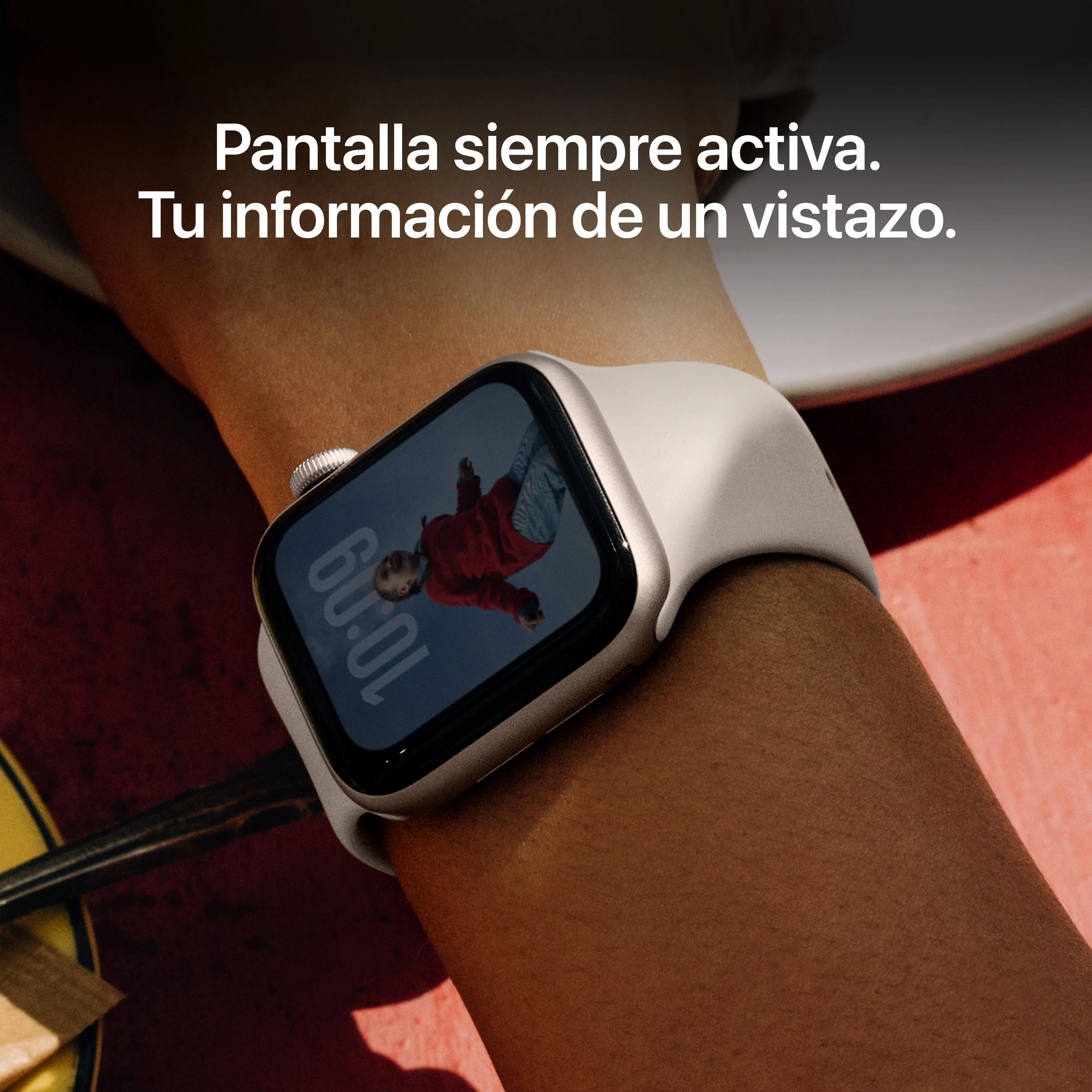 Apple Watch SE 3 (GPS) - Caja de aluminio en blanco estrella de 44 mm - Correa deportiva blanco estrella - Talla S/M - Image 5