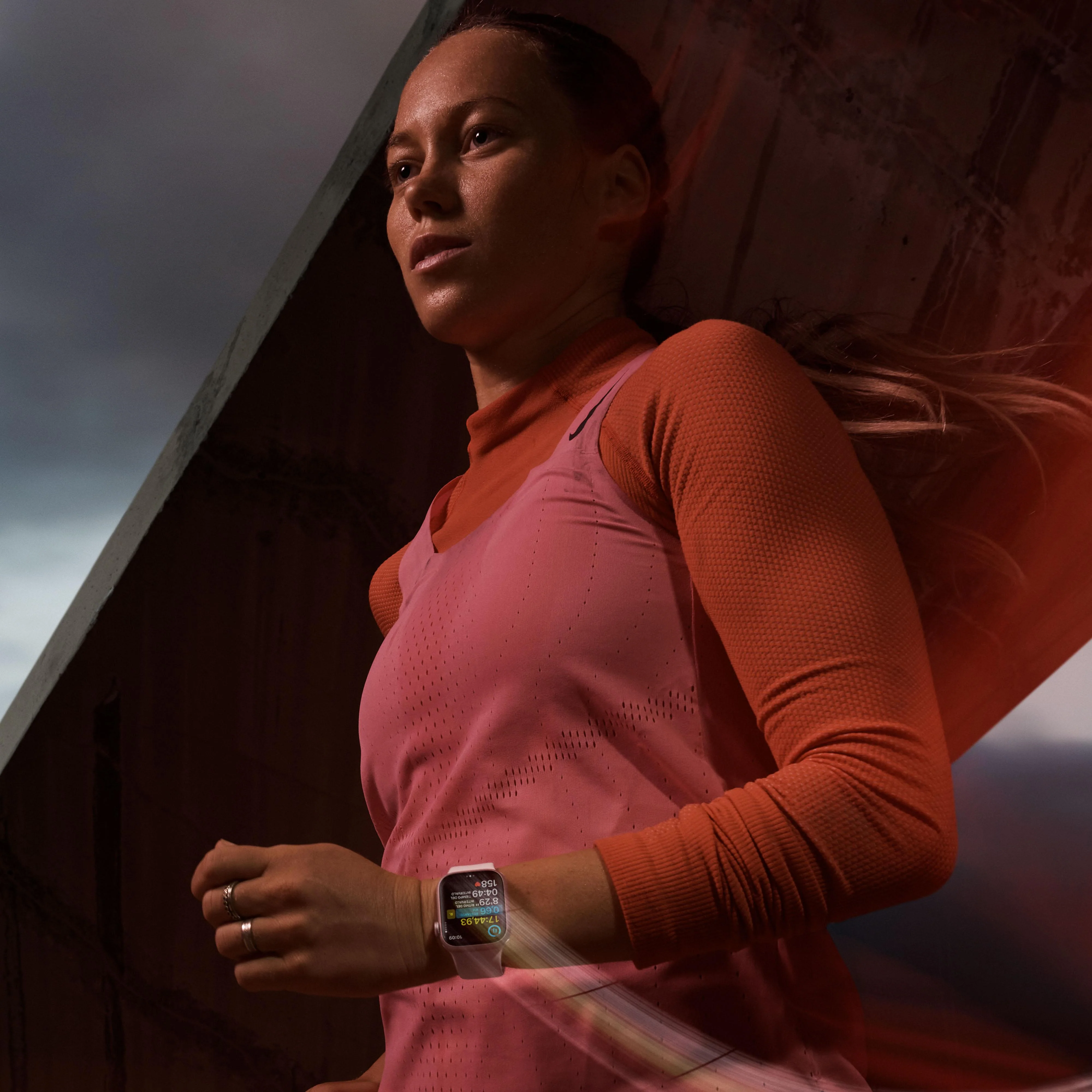 Apple Watch Series 9 (GPS) - Caja de aluminio en rosa de 41 mm - Correa deportiva rosa claro - Talla M/L - Image 5