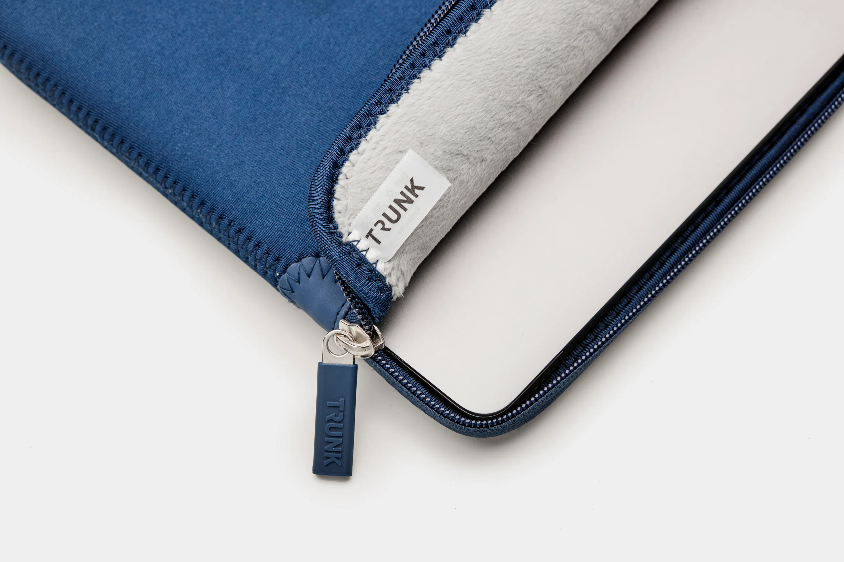 Funda para MacBook de 13 pulgadas Neoprene Sleeve de Trunk - Azul marino - Image 4