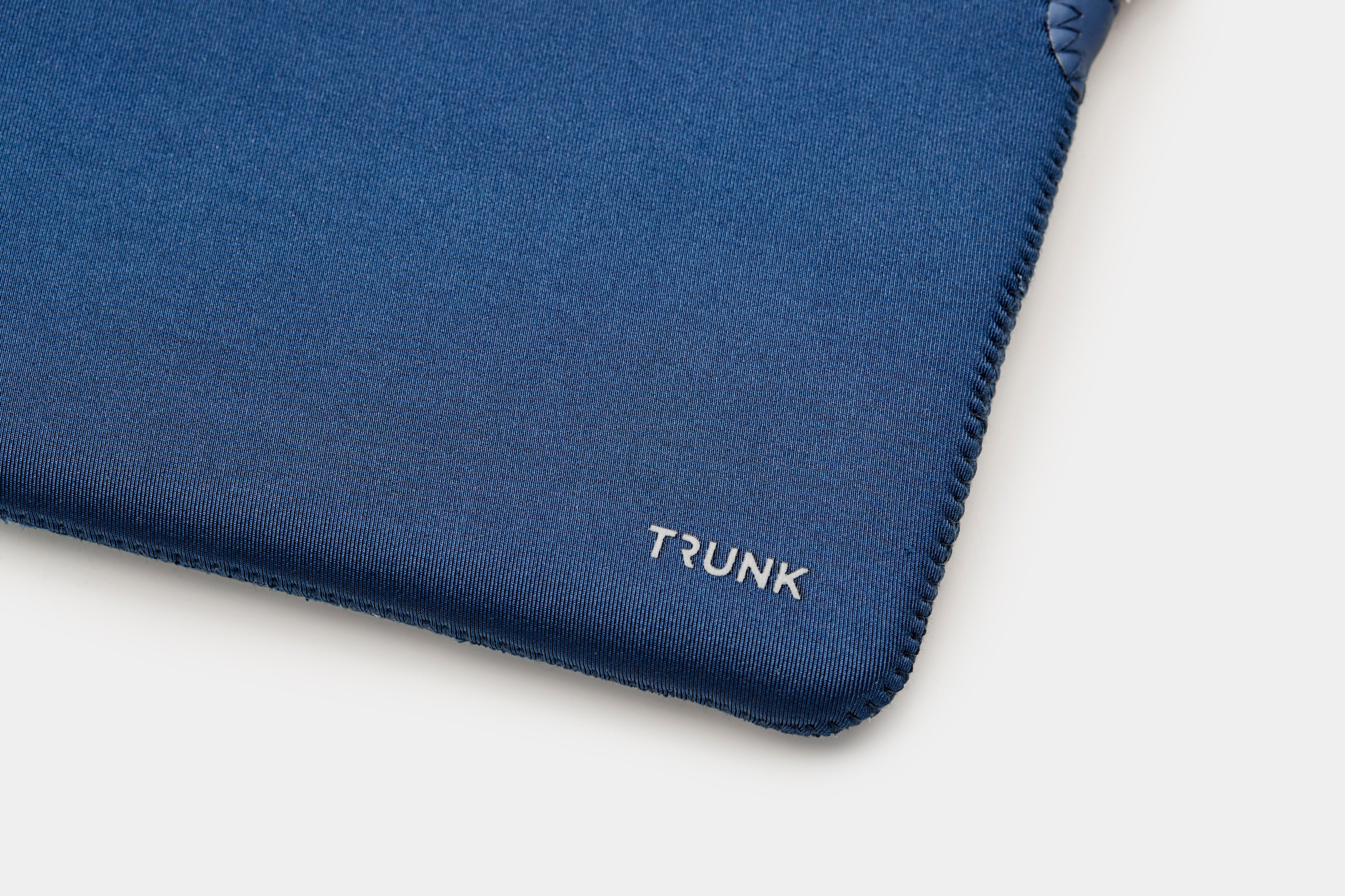 Funda para MacBook de 13 pulgadas Neoprene Sleeve de Trunk - Azul marino - Image 7