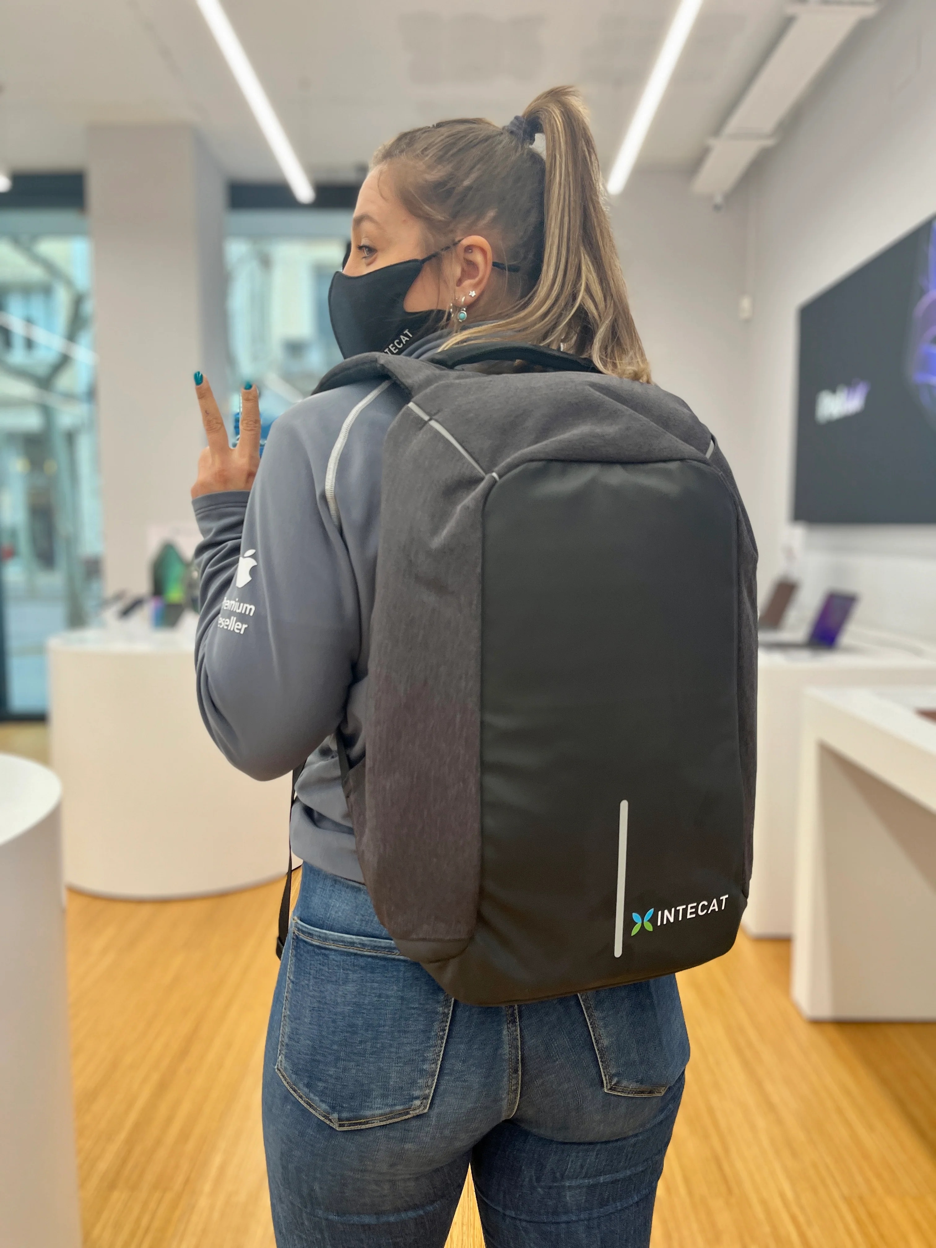 Mochila antirobo de INTECAT - Gris Espacial - Image 3